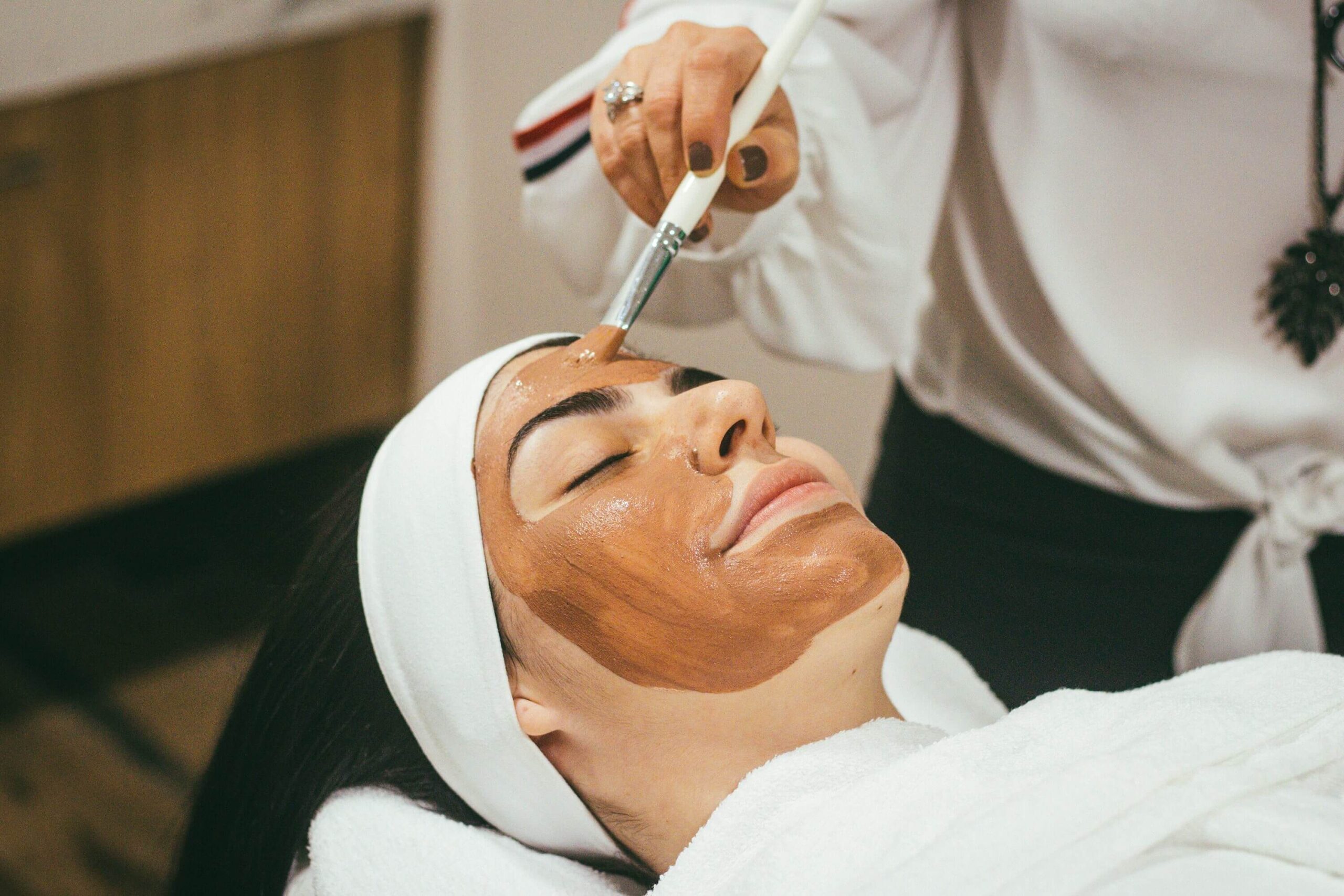 Comprehensive face aesthetic treatments designed to enhance facial harmony and rejuvenation, including facelift, E-lift, buccal fat removal (bichectomy), fat injection, lip lift, brow lift, otoplasty, rhinoplasty, and blepharoplasty - Yüz estetiği için uyum ve gençleşme sağlayan, yüz germe, E-lift, bişektomi, yağ enjeksiyonu, dudak kaldırma, kaş kaldırma, kepçe kulak düzeltme, burun estetiği ve göz kapağı ameliyatlarını içeren kapsamlı prosedürler.